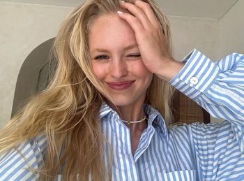 Poleciała na Mykonos. Zapozowała w spódnicy z "oczkami"