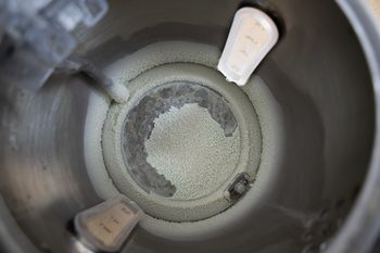 Wlej do czajnika zamiast octu. Kamień odejdzie całymi płatami