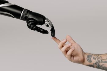 Microsoft uspokaja po słowach Suleymana: AI nie zastąpi etatu
