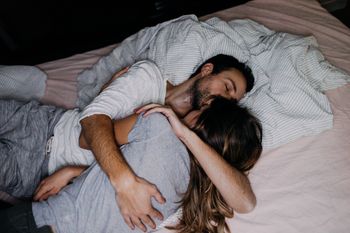 "Kinkują" w sypialni. Seksuolożka mówi, jak wygląda takie zbliżenie