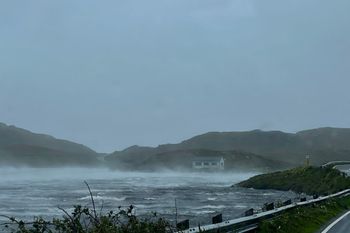 Sztorm Floris na Wyspach. Chaos w miastach, brak prądu i wiatr nawet do 170 km/h