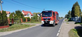 Groźne zdarzenie na DW540 w Sikorzu. Auto wypadło z drogi i uderzyło w betonowy przepust!