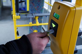 Biletomaty KM Płock bez płatności kartą i BLIK. Awaria ma charakter ogólnopolski – problemy zgłaszane są także w innych miejscach!