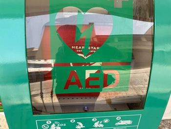 Nowy defibrylator AED w Płocku – ratujące życie urządzenie na cmentarzu przy ul. Bielskiej