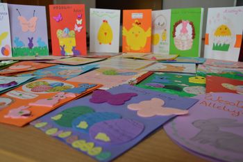 Wzruszający gest dla dzieci w szpitalu w Płocku. Kartki wielkanocne od "Brzydkich Kaczątek"