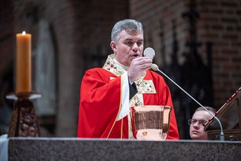 Krzyż, który daje sens cierpieniu. Mocne słowa metropolity poznańskiego w Wielki Piątek