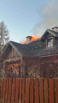 Pożar zabrał małżeństwu dach nad głową. Sąsiedzi zorganizowali zbiórkę!