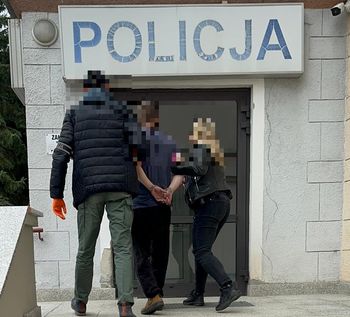 "Atrapa pistoletu w autobusie i groźby za zwykłą rozmowę" – 36-latek z Jeleniej Góry w rękach policji