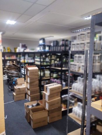 Rozbili nielegalną fabrykę dopalaczy i sterydów! CBŚP zlikwidowało groźną grupę przestępczą