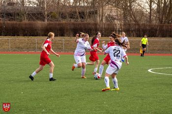 Kobieca piłka nożna na stadionie przy ul. Okrzei w Pile