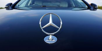 Skradziony Mercedes odzyskany w Sierpcu. Szybka akcja policji!