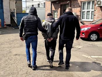 Karetka zamiast ratunku, agresja zamiast wdzięczności. 33-latek zaatakował ratowników