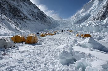 Lodowa bariera na drodze na szczyt. Everest sparaliżowany tuż przed sezonem