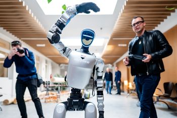 Prof. Włodzisław Duch: "Roboty będą najlepszą wersją nas". Na UMK pojawił się Gienek, robot humanoidalny