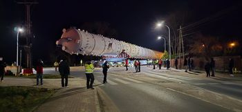 Gigantyczna kolumna dotarła do ORLENU w Płocku – zakończył się nocny transport przez miasto!