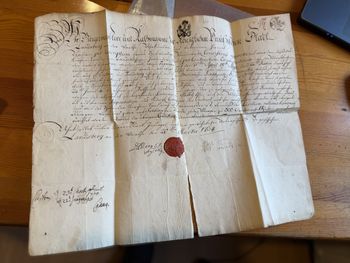 "Złodziejski skarb z lasu". Policja odzyskała 270-letni dokument skradziony z archiwum