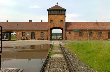 Bez biletów, za to z zarzutami. Młodzi turyści wtargnęli na teren Auschwitz-Birkenau