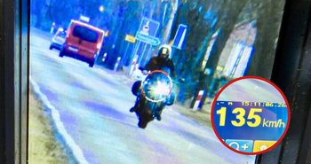Motocyklista pędził 135 km/h. Stracił prawo jazdy