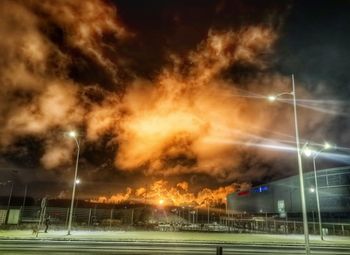 Łuna nad Chomętowem postawiła służby na nogi. Pożaru nie było – to widoczne płomienie z ORLENU!