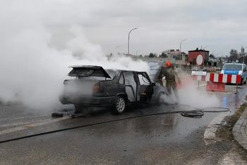 Samochód zapalił się na drodze krajowej nr 77 w Sandomierzu