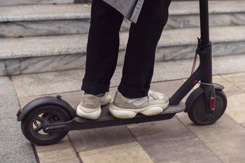 Jechał hulajnogą po alkoholu. 19-latek z mandatem 1000 zł