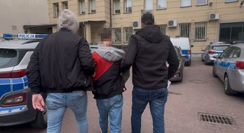 Brutalny atak pseudokibiców w centrum Warszawy. 15-latek pobity i upokorzony