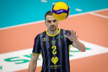 Człowiek z Metropolii w szerokiej kadrze Nikoli Grbicia