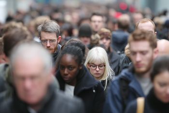 Bezrobocie spada, ale to niekoniecznie dobra wiadomość. Brytyjski rynek pracy wysyła sprzeczne sygnały