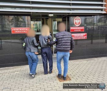 Milion złotych zniknął z kont klientów. Bankowa pracownica z zarzutami