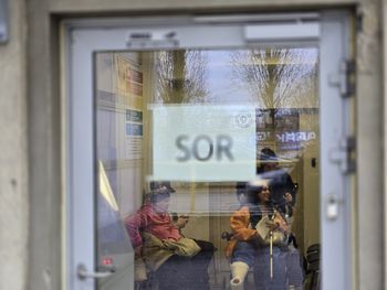 Wstrząsający przypadek w Poznaniu. Matka i dwaj mężczyźni aresztowani za brutalne znęcanie się nad 5-miesięcznym niemowlęciem