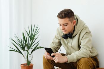 Dziecko ciągle online? W Poznaniu ruszają warsztaty dla rodziców o cyfrowych uzależnieniach