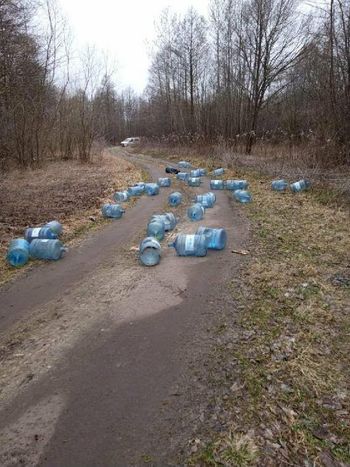 Dzikie wysypisko w gminie Łąck. Odpady porzucono w Koszelówce