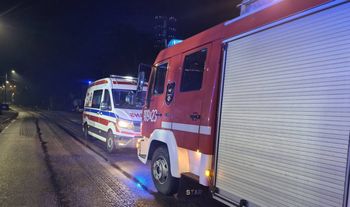 Nocny pożar w Ratajach. Jedna osoba trafiła do szpitala
