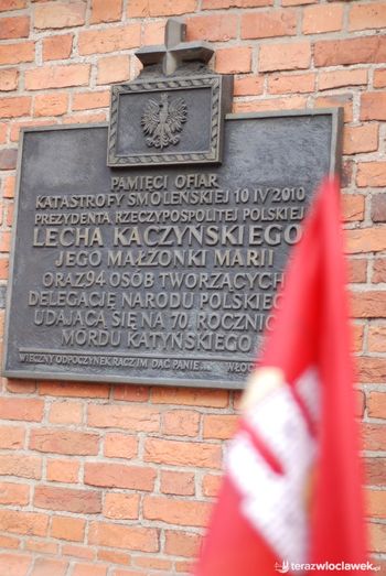 16. rocznica katastrofy smoleńskiej. We Włocławku oddano hołd ofiarom