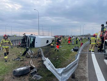 Dachowanie busa z ukraińską rodziną na A4. Dziecko i dorośli cudem uniknęli tragedii