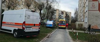 Pożar mieszkania na osiedlu Pułanki. Szybka akcja strażaków i bohaterska postawa 11-latków