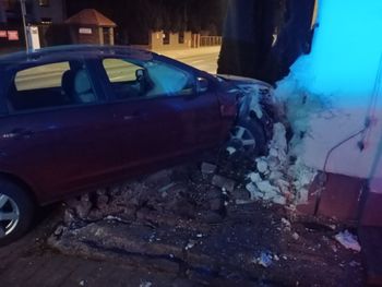 Pijany kierowca w Sochaczewie uderzył w budynek – ponad 2 promile alkoholu