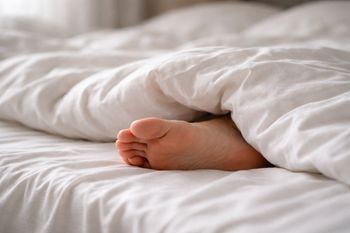 Wystawiasz nogi spod kołdry w nocy? Twoje ciało właśnie mówi ci coś ważnego