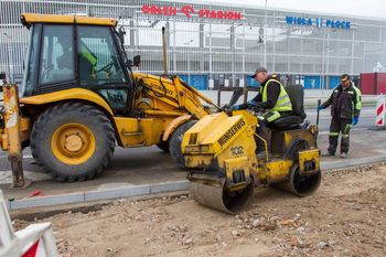 Zmiany przy Orlen Stadionie. Powstaje szerokie przejście dla pieszych