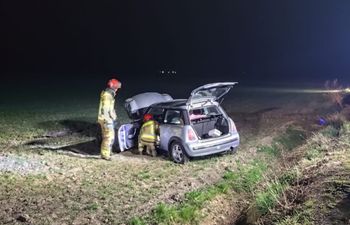 Dachowanie auta Mini Cooper pod Naruszewem. Kierowca trafił do szpitala!