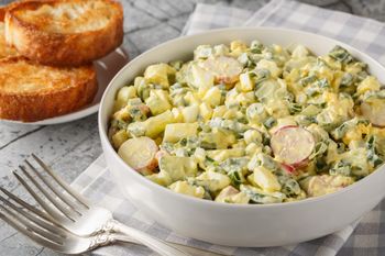 Goście będą pytać o przepis. Ta sałatka to hit każdego grilla!