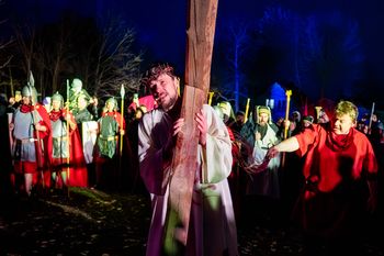 Misterium Męki Pańskiej odtworzono po latach przerwy w Gostkowie [fotorelacja]