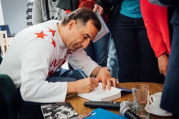 Michał "Misiek" Koterki zawładnął Biblioteką w Zlotorii [ZDJĘCIA]