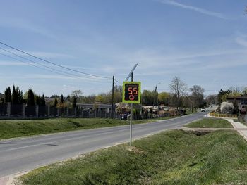 Gmina Radzanowo stawia na bezpieczeństwo. Pojawiły się solarne wyświetlacze prędkości