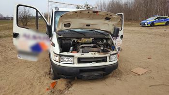 "To miała być zabawa". Ukradli auto, zakopali je w piasku i ruszyli po kolejne pojazdy