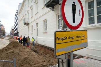 Kości pod chodnikiem w Warszawie. Sensacyjne odkrycie wstrzymało prace drogowe