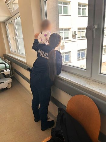 Dramat dwulatki w Łomży. Uciekła z mieszkania, gdzie trwała libacja