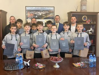 Młodzi medaliści mistrzostw Polski z Chełmży w urzędzie