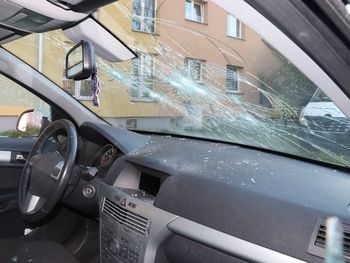 Pomyłka kosztowała go wiele. Zniszczył auto sąsiada, myśląc że to cudze