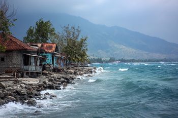 Ziemia się trzęsła przez minutę. Silne trzęsienie ziemi o magnitudzie 7,4 uderzyło w Indonezję.